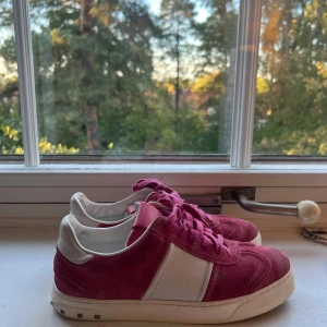 Valentino Flycrew - Valentino Flycrew i en röd/rosa färg. Bra skick och alla nitar kvar👌Självklart äkta✅ Orginalstorlek 38 men passar mer som 38,5/39. Tveka inte på att höra av dig vid frågor eller funderingar!