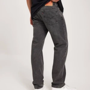 555 ’96 RELAXED STRAIGHT - hej! Säljer dessa jeans helt oöppnade jeans då jag fick hem helt fel modell. Pris kan diskuteras 