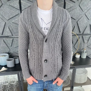 Cardigan från ELEVEN paris - Sjukt fet cardigan från ELEVEN. Den är grovstickad och riktigt varm och tjock. Modellen är 186 och 78kg. Vid minsta fundering är det bara att fråga.