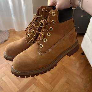 Dessa kom inte till så mycket användning därför säljer jag nu sambons Timberland skor. De är i storlek 37 och använda enstaka gång.