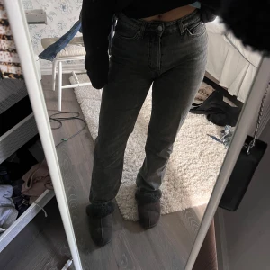 High Waist jeans - Gråa high waist jeans. Inte använda jättemycket, fint skick. Inga hål eller ”slitningar” 