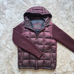 Massimo Dutti Cardigan - Massimo Dutti Cardigan i färgen vinröd. Skick 10/10 förutom ett litet hål. (sista bilden) Ända på marknaden just. Pris 1299kr. Storlek M men passar S utan tvekan.