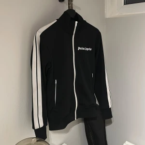 Palm Angels tröja stl S - Säljer då jag inte använder längre. Digitalt kvitto finns från ”Miinto” Fint skick, finns ngn liten fläck men inget man tänker på. 1600kr eller högsta bud. 