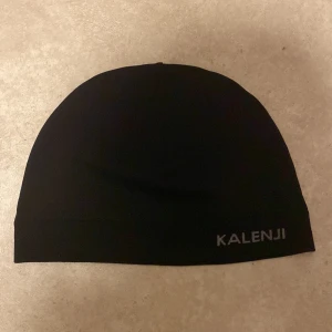 Kalenji mössa - Kalenji mössa för endast 250kr. Jättebra skick har aldrig använt den ute bara 2-3 gånger hemma eftersom det inte passa mig. Köpte för några dagar sen så den är helt ny. Funkar jättebra för höst, vinter och vår.