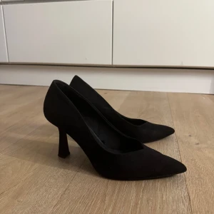 Svarta klackskor - Super snygga basic klackskor som passar till allt fest till vardags, har använts fåtal gånger så de är i väldigt bra skick.