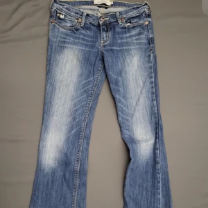 Abercrombie jeans❣️❣️ - Säljer mina svinsnygga bootcut/ flare jeans från Abercrombie för att de är försmå!❣️❣️ helt oanvända men kan inte returnera då de är köpta i usa❣️🥰