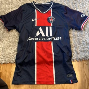 PSG fotbollströja med Mbappé 7 - Säljer en s PSG fotbollströja från nike skick5/10