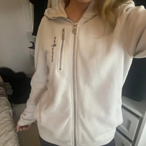 Sail racing zip - Sail racing tröja från kidsbrandstore i storlek 176. Har en ytterst liten deffekt, fläck som är på baksidan av axeln och ytterst lite gul på insidan vid zipen. (se bild 3 och 4).