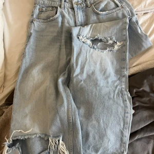 Jeans - Jeans från ginatricot. Raka med hål i knäna. Storlek 38  