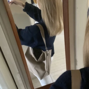 Beige väska - Säljer mina fina väska från Carin Wester som är perfekt till skolan, får plats med dator och annat, i bra skick, originalpris 500 kr Hör av dig vid funderingar💞