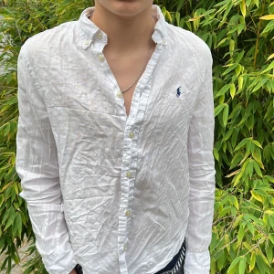 Polo Ralph Laurent linne skjorta vit - Bra skick 9/10 den har använts men har inga fläckar, den är inte sliten alls heller, den är skrynklig på bilden men går att stryka, det är största barn storleken och passar 14-16 åriga, har ni några frågor skriv, pris kan diskuteras. Ha det bra