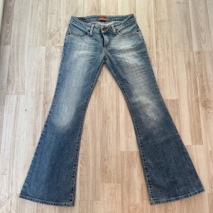 Lågmidjade ljusblåa jeans - Så snygga jeans från bigstar och är i helt nytt skick! Har tyvärr ingen bild med jeansen på då de inte passar mig💕Midjemått: 37 cm innerbenslängd: 78 