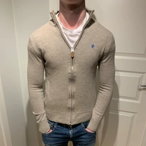 Morris | Merino cardigan  - Säljer denna Morris koftan! | Utmärkt skick utan skavanker! | Står storlek S men krympt lite så passar runt XS. | Ställ gärna frågor innan du köper!