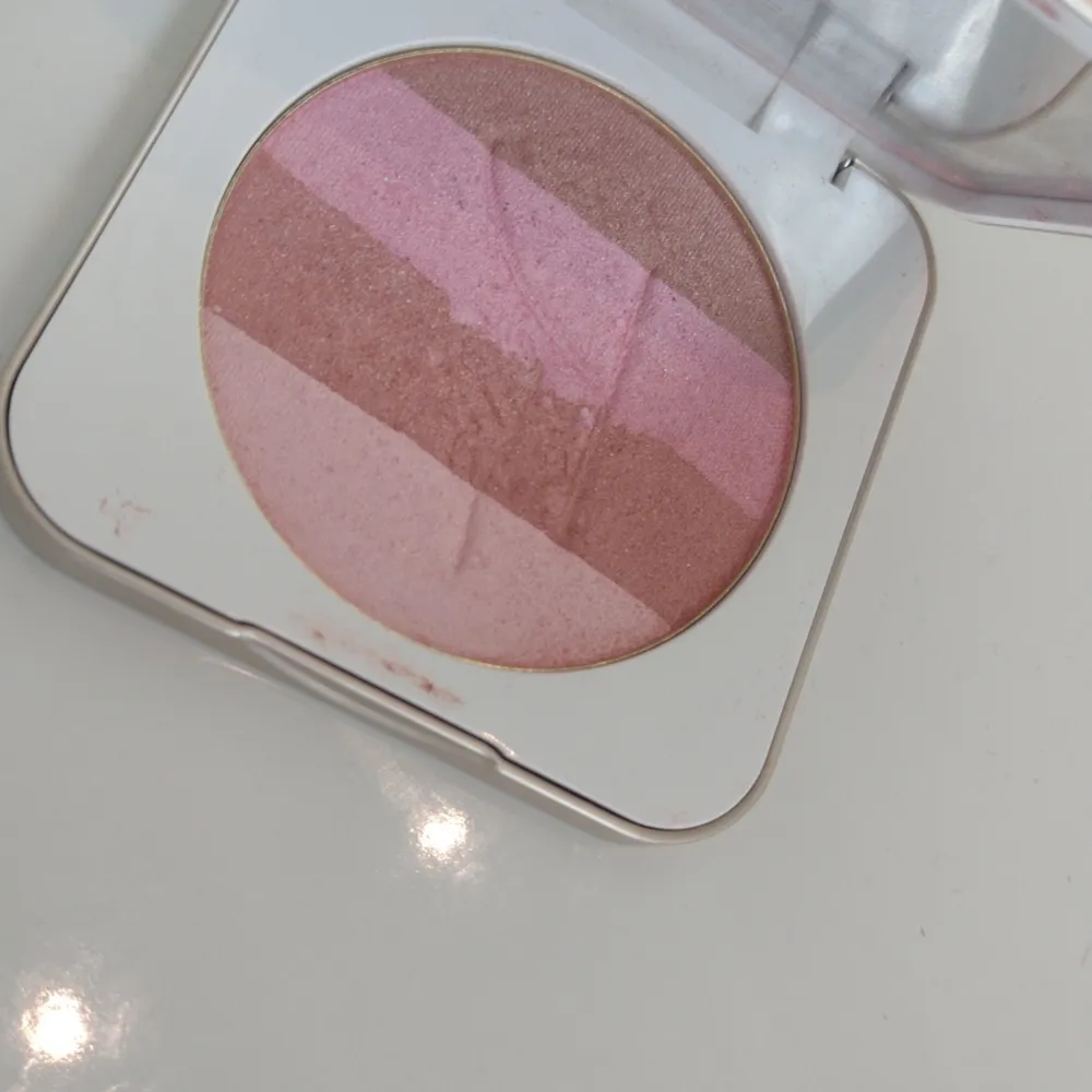 Säljer en superfin Bronzer/Rouge/highlighter från Jane Iredale. Den har flera nyanser i rosa och beige som ger ett härligt glow. Perfekt för att framhäva kindbenen eller ge ansiktet en fräsch lyster. Kommer i en snygg och praktisk förpackning.. Skönhet.