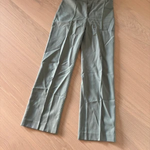 Kostymbyxor  - Säljer mina mintgröna kostymbyxor från Maslady i modellen Nova. Byxorna har stråveck, är lite högmidjade och är i storleken 34 short. De är i nyskick och endast använda någon enstaka gång. Nypris är 599.  Pris: 180kr plus frakt