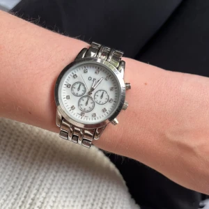 Klocka - Klocka av märket One. Är i fint men begagnat skick. Säljes billigt då den har slut på batteri som köparen måste byta. Länkar för att förlänga kedjan ingår! 