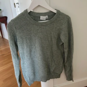 grön stickad tröja från Vila💚 - en grön stickad tröja från Vila, knappast använd i storlek XS. Nypris 300 kr, mitt pris 150💚