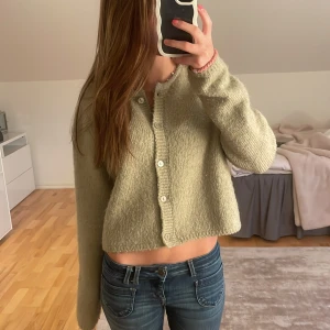 Zara cardigan - Zara cardigan i en jättefin grön färg!💓