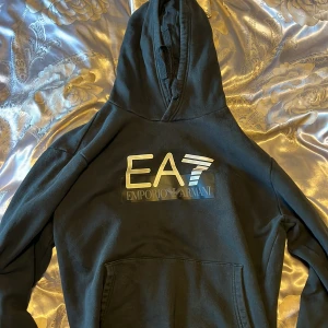 Armani hoodie - Knappt använd och har inga defekter, äkta såklart. Nypris cirka 1200kr