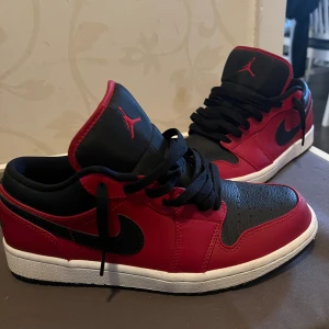 Jordan 1 low storlek 42 - Jordan 1 low i storlek 42. Dom är i bra skick använd kanske 5-6 gånger säljer dom för att dom blivit för små