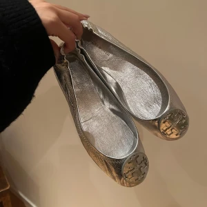 Silvriga tory burch ballerina  - Så snygga och sprillans nya silvriga ballerinaskor från tory burch!🥰 nypris 1300kr