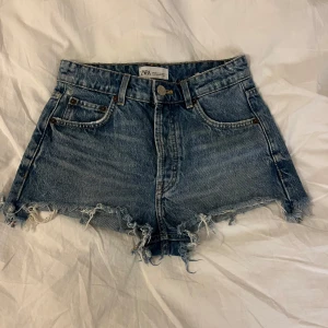 Zara jeansshorts  - Midwaist jeansshorts från zara. Midjemått 34 cm (rakt över). Skriv gärna om ni har några frågor!💘