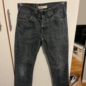 Hej, säljer ett par riktigt feta blå/gråa Levis 511 jeans för ett mycket bra pris. Storleken är 30/32 och du kan förvänta dig en riktigt bra passform. Nypris: 1199 kr | Mitt pris 199 kr.   Frågor och pris går självklart att diskutera i pm. 