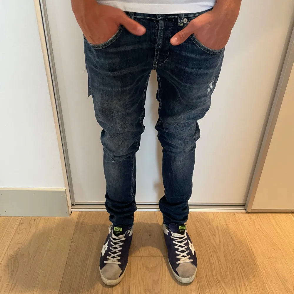 Hej! Vi säljer nu ett par splitter nya dondup George Jeans | Strl: 29 Skick: Helt nya | Retail: ca 3700kr | Extremt eftertraktade, för ytterligare frågor är det bara att skriva🕊️. Jeans & Byxor.