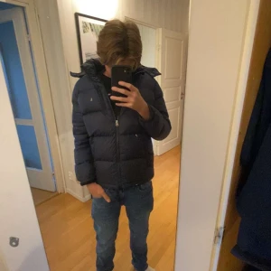 Ralph lauren puffer jacket - En riktig skön stilren jacka perfekt nu till de kalla vädret som kommer snart. Jackan är använd märket har går bort lite men man ser fortfarande att det är Ralph lauren. Använd ganska mycket förra vintern. Men inte längre. Storlek är xs-160-168.