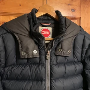 Colmar jacka M - Jätte bra jacka i 9/10 sick. Har en liten slitning vid vänstra fickan men inget man tänker på när man har den på sig. Storlek 50 men sitter som en medium. Pris går att diskutera. Jag är 183, 67kg och sitter perfekt på mig.