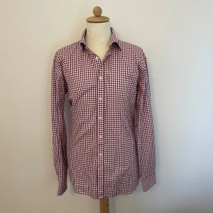 Oscar jacobsson Skjorta - Super snygg röd rutig skjorta från Oscar jacobsson, storlek 42 motsvarar L.