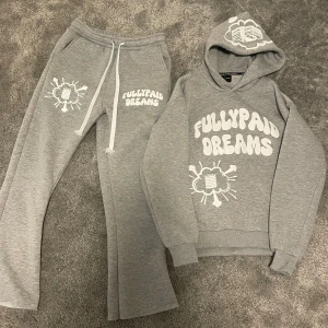 Fullypaid Dreams - Säljer en tracksuit från Fullypaid Dreams. Storlek S. Helt ny kvitto finns. Perfekt t för en avslappnad stil.