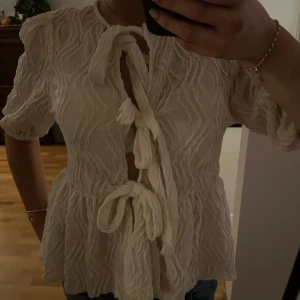 Blus  - Använd en gång, passar till fest och vardag