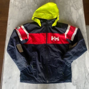 Helly Hansen seglarjacka mörkblå  - Skick: 8,5/10. Jackan har inga defekter och är i bra skick. Från märket Helly Hansen i storlek M. Om du är osäker på om det kommer att passa kan du alltid fråga om mått!