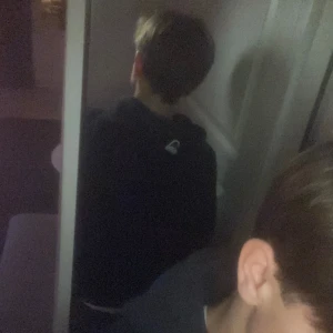 Svart hoodie från Sail Racing - Säljer en svart hoodie från Sail Racing med vit logga på bröstet. Den har en klassisk design med huva och långa ärmar. Perfekt för en avslappnad stil. Inga slitningar och fint skick. Hör gärna av er lägg bud. Storlek 176 