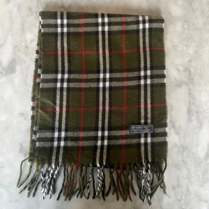 Grön burberry halsduk  - Skick: 8/10. Halsduken är i bra skick och har inga defekter. Mått: 146cm x 29cm