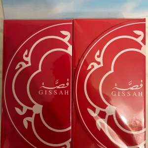 One & Only by Gissah Fragrances 200ml Spray - One & Only by Gissah Fragrances (200 ml)  Upplev ren lyx med One & Only, en sofistikerad doft som kombinerar elegans och passion. Med friska citrusnoter, ett blommigt hjärta och en varm bas av mysk och amber är denna parfym en tidlös signatur.  Perfekt för alla tillfällen – låt One & Only definiera din unika stil och lämna ett varaktigt intryck.