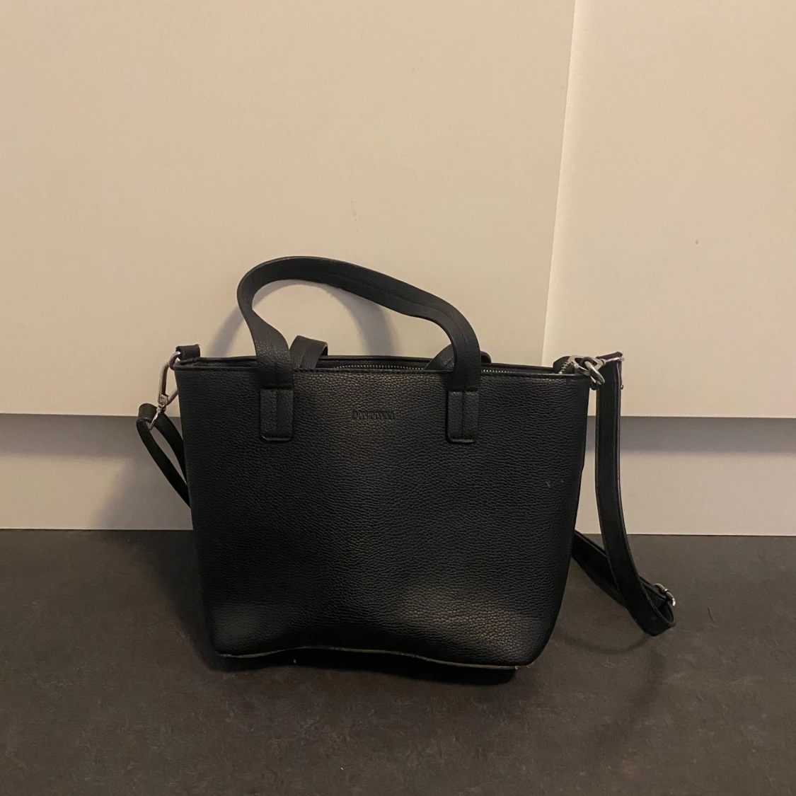 Svart axelväska från Don Donna