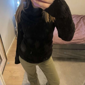 Svart långärmad tröja - Säljer ett par jätte snygga gröna byxor som e vida i benen.