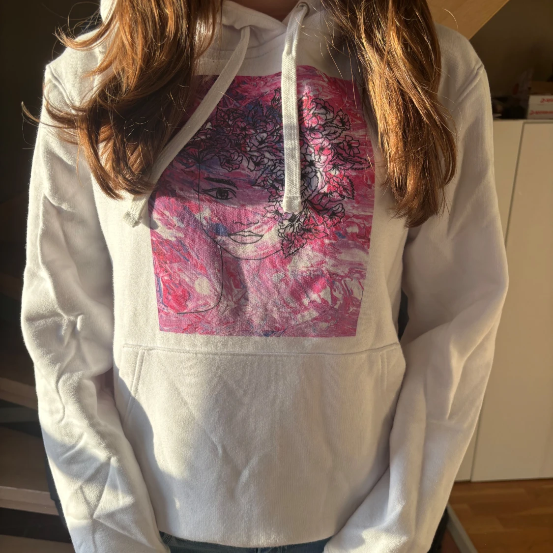 Vit hoodie med rosa tryck