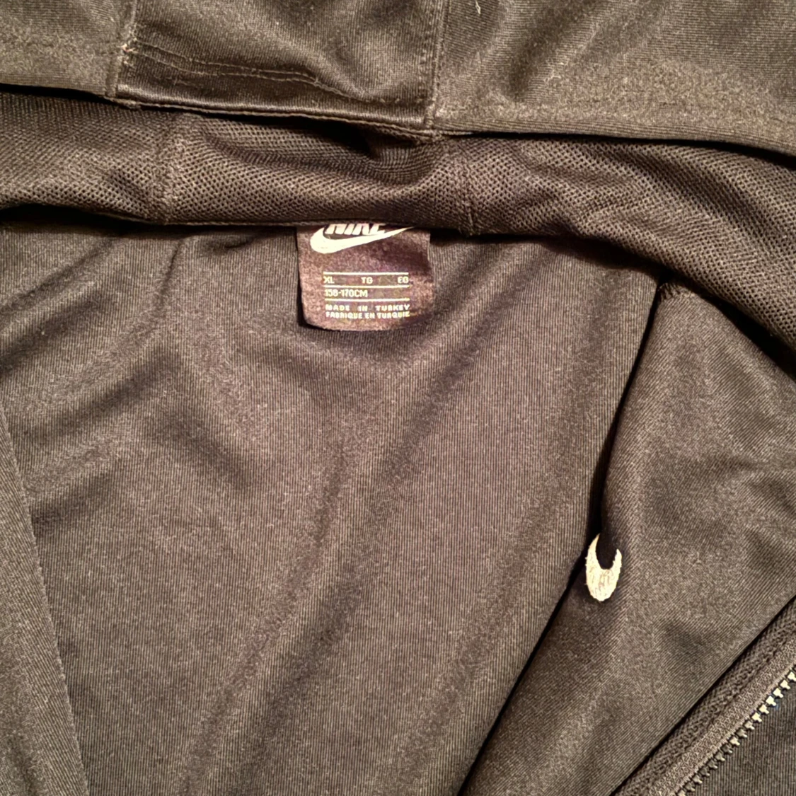 Svart zipkofta från Nike - 3