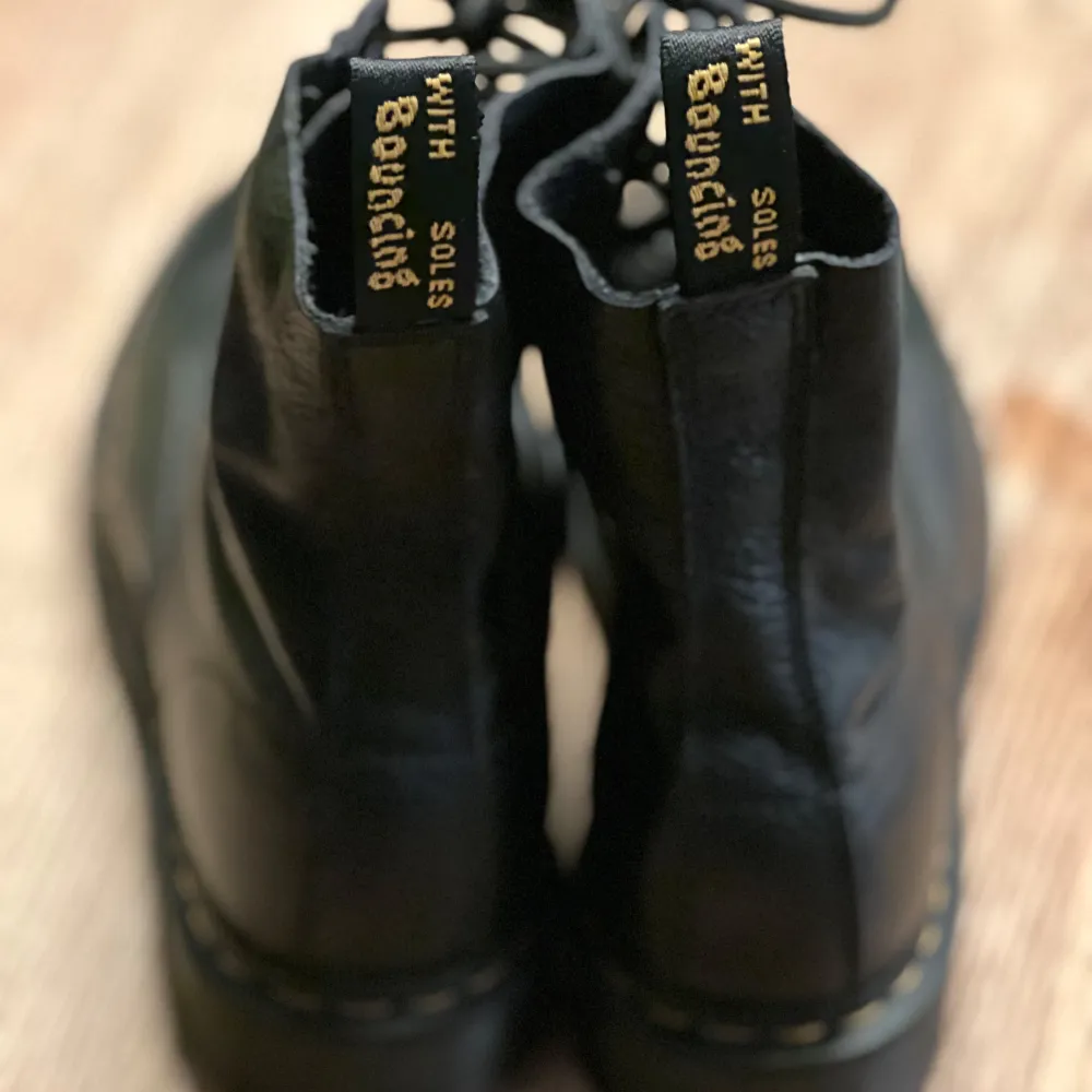 Säljer ett par coola och klassiska svarta Dr. Martens boots i modellen 1460 Pascal. Pga fel storlek har de bara blivit stående. Mycket fint skick, mjukt följsamt svart skinn och med bouncing soles. Hör av dig vid frågor eller för fler bilder 🖤! Nypriset var 2100 kr.. Kengät.