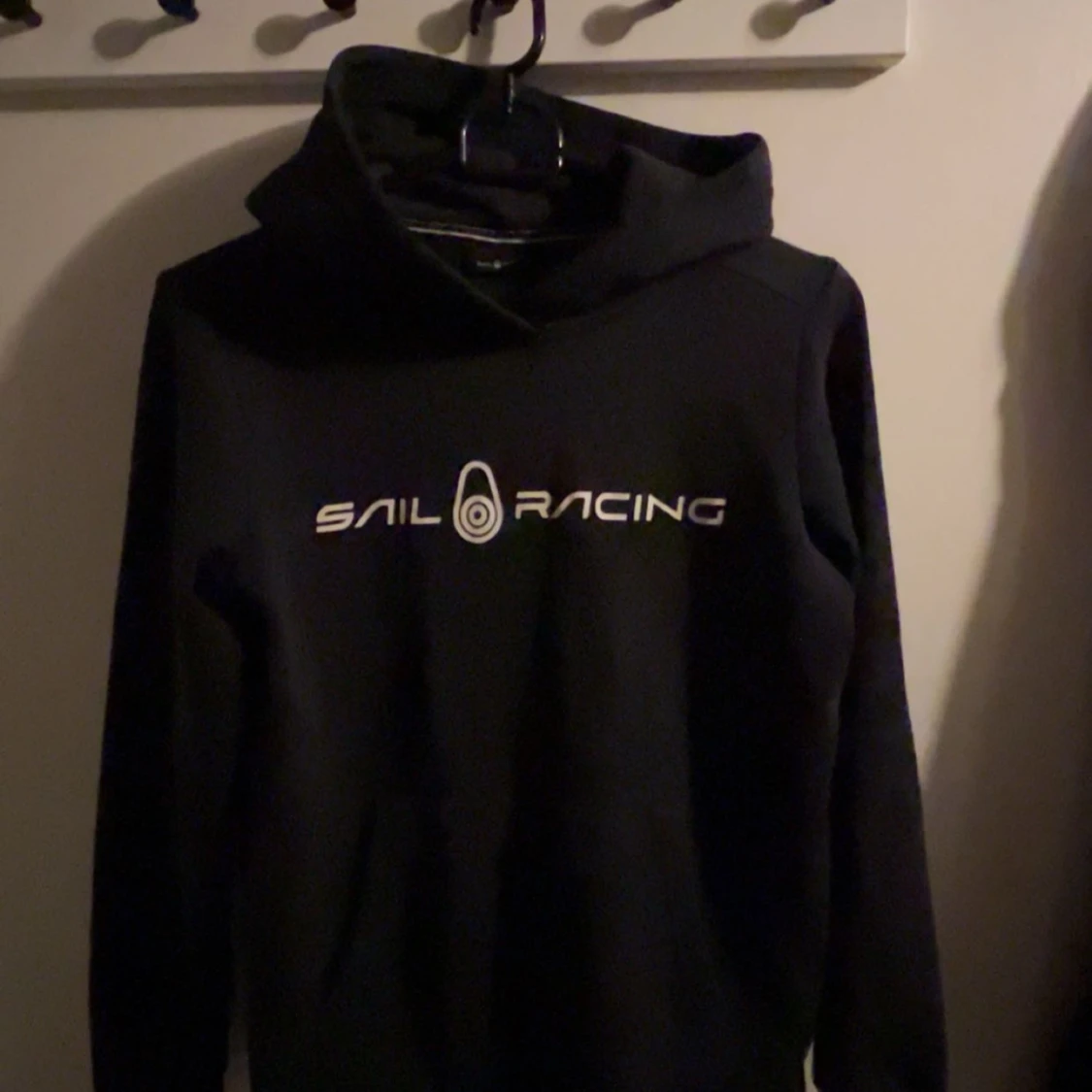 Svart hoodie från Sail Racing - 90