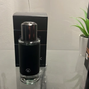 Mont blanc Explorer - Elegant parfymflaska i svart med ett stilrent silverlock.