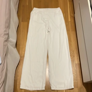 Vita kostymbyxor från NLY Trend - Snygga vita byxor från NLY Trend med rak passform. Byxorna har en diskret dragkedja framtill och är tillverkade i ett mjukt material som ger en bekväm känsla. 