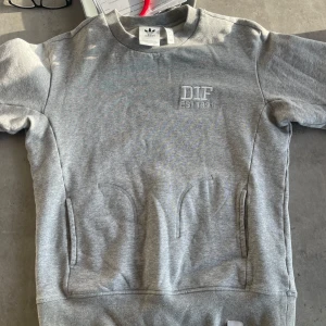 Dif tröja  -  'DIF EST 1891'  som ny.