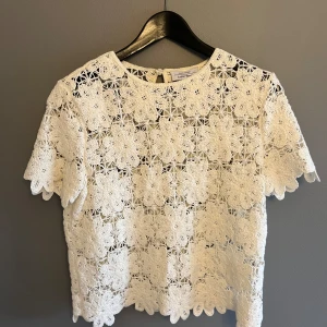 Vit blus från & Other Stories - Säljer en superfin tröja från &other stories. Använd fåtal gånger och k nyskick💗