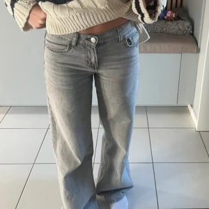 Grå jeans med rak passform - Snygga grå jeans med vida ben från Gina tricot. Jättesnygga men används inte längre. Jag är 161 cm och har normalt storlek 34-36 i jeans.