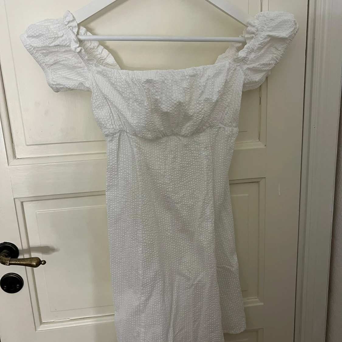 Vit klänning med puffärmar - 91