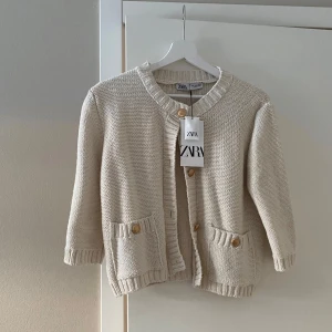 Kofta zara - Kofta med trekvartsärmar från zara. Ny med lappen kvar, slutsåld på hemsidan. Storlek M men är mer som en S. Krämvit 